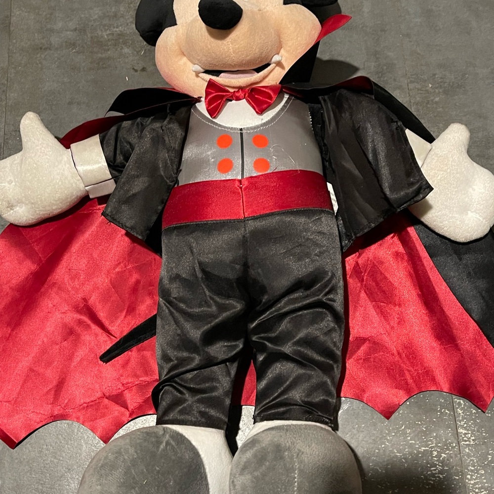 Disney Mickey Mouse Drácula Doll with Dramatic Cape
